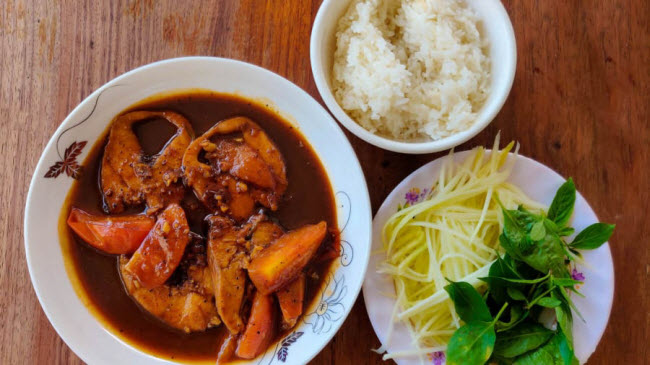 C&aacute; caramen với xo&agrave;i xanh: Thịt c&aacute; quả th&aacute;i miếng d&agrave;y được đặt v&agrave;o trong nồi hầm, th&ecirc;m đường caramen, tỏi, ti&ecirc;u v&agrave; nước mắm.