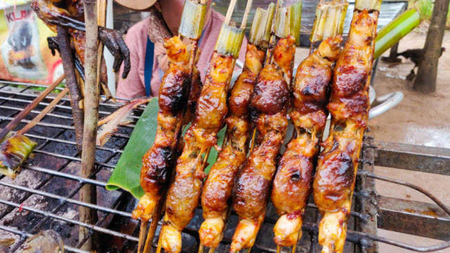 Ếch nhồi: Thịt ếch được cho v&agrave;o ống tre v&agrave; nướng tr&ecirc;n than hoa. N&oacute; cũng được cho th&ecirc;m c&aacute;c loại gia vị v&agrave; đường cọ.