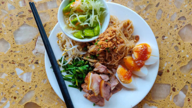 M&igrave; Kola: Đ&acirc;y l&agrave; m&oacute;n ăn truyền thống của d&acirc;n tộc thiểu số Kola ở Campuchia. Đặc sản n&agrave;y gồm c&aacute;c th&agrave;nh phần t&ocirc;m kh&ocirc;, trứng luộc, dưa chuột, đậu phộng v&agrave; rau thơm.