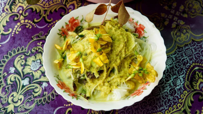 B&uacute;n Khmer: M&oacute;n ăn được chế biến từ b&uacute;n kết hợp với nước sốt c&agrave; ri c&aacute; c&ugrave;ng c&aacute;c gia vị như sả, gừng, nghệ v&agrave; tỏi. B&uacute;n Khmer được ăn k&egrave;m c&ugrave;ng dưa chuột, hoa chuối v&agrave; c&aacute;c loại rau xanh kh&aacute;c.