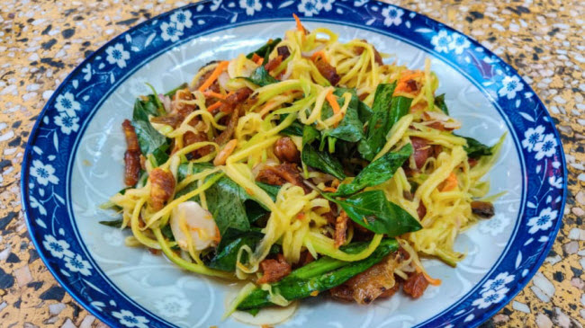 Nộm xo&agrave;i xanh: Đ&acirc;y l&agrave; m&oacute;n ăn cổ điển c&oacute; hương vị của tr&aacute;i c&acirc;y, c&aacute; muối hun kh&oacute;i v&agrave; đường thốt nốt.