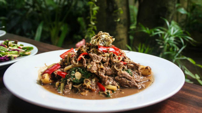 Thịt b&ograve; x&agrave;o kiến c&acirc;y: Kiến đỏ sống tr&ecirc;n c&acirc;y được x&agrave;o với tỏi, sả, gừng, hẹ v&agrave; thịt b&ograve; th&aacute;i miếng mỏng.