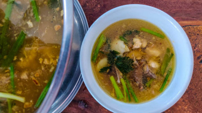 S&uacute;p chanh thịt g&agrave;: Những quả chanh ướp muối v&agrave; được phơi kh&ocirc; ngo&agrave;i nắng hay đun s&ocirc;i v&agrave; ng&acirc;m trong nước muối v&agrave;i tuần hay th&aacute;ng. Ch&uacute;ng gi&uacute;p m&oacute;n s&uacute;p thịt g&agrave; c&oacute; hương vị đặc trưng của Ma-rốc.