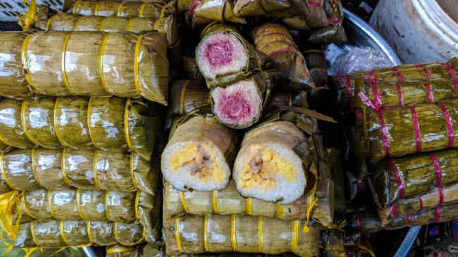 B&aacute;nh chưng: B&aacute;nh được l&agrave;m từ gạo nếp, đỗ v&agrave; thịt lợn. B&ecirc;n ngo&agrave;i của b&aacute;nh được bọc l&aacute; chuối