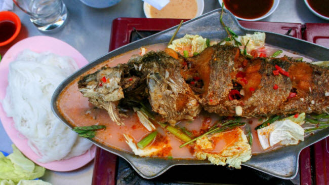 C&aacute; chi&ecirc;n: C&aacute; nguy&ecirc;n con được chi&ecirc;n gi&ograve;n v&agrave; đặt l&ecirc;n đĩa c&agrave; ri dừa được chế biến từ kroeung v&agrave; ớt.
