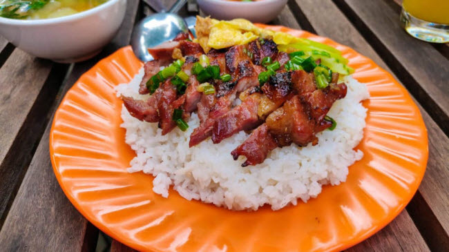 Cơm thịt lợn: Được b&aacute;n v&agrave;o bữa s&aacute;ng tại c&aacute;c con phố tr&ecirc;n khắp Campuchia, cơm thịt lợn l&agrave; một trong những m&oacute;n ăn đơn giản v&agrave; ngon nhất ở đ&acirc;y.
