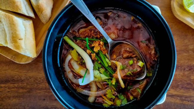 Thịt b&ograve; hầm đường thốt nốt: Trong m&oacute;n ăn n&agrave;y, đường thốt nốt được đun n&oacute;ng chảy, sau đ&oacute; n&oacute; được đổ v&agrave;o m&oacute;n ăn với th&agrave;nh phần ch&iacute;nh l&agrave; thịt b&ograve;.