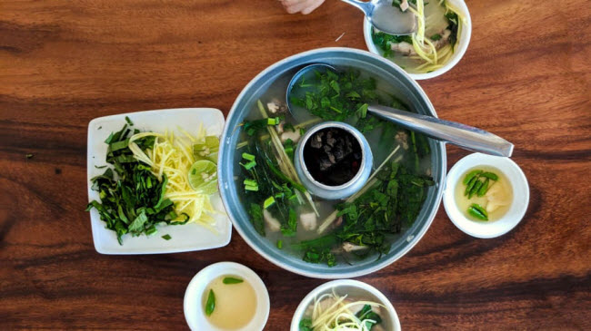 S&uacute;p c&aacute; chua: C&aacute; được nấu với nước sả v&agrave; cho th&ecirc;m nước chanh, tỏi phi thơm. M&oacute;n ăn được thưởng thức k&egrave;m với c&aacute;c loại rau thơm địa phương như h&uacute;ng quế v&agrave; rau m&ugrave;i.