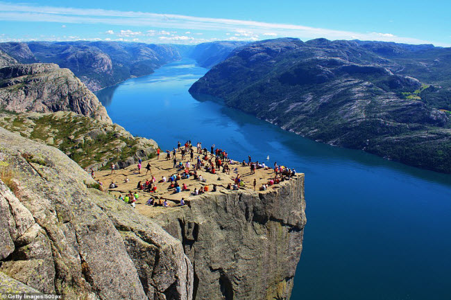 V&aacute;ch đ&aacute; Preikestolen c&oacute; độ cao 604 m tr&ecirc;n vịnh Lysefjorden gần th&agrave;nh phố Stavanger. Bề mặt nơi đ&acirc;y gần như bằng phẳng, trở th&agrave;nh điểm ngắm cảnh l&yacute; tưởng.