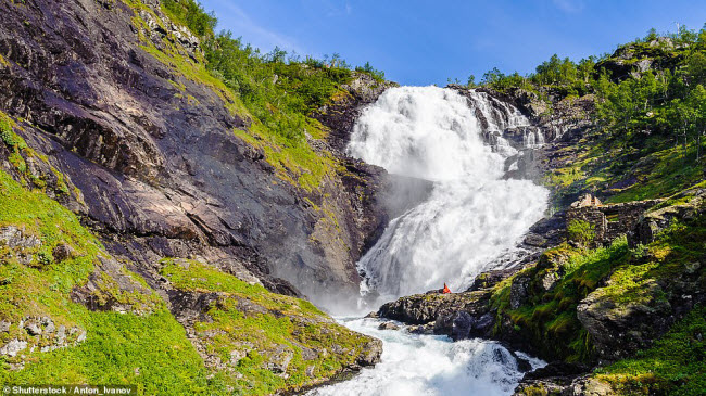 Th&aacute;c Kjosfossen, cao 225 m, nằm cạnh tuyến đường sắt kết nối ng&ocirc;i l&agrave;ng Fl&aring;m v&agrave; th&agrave;nh phố Myrdal.