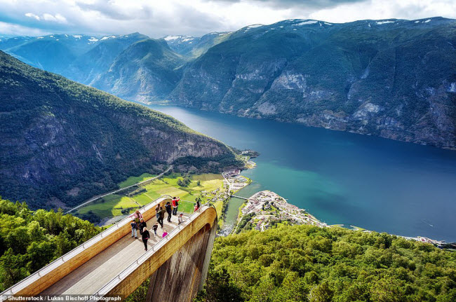Đ&agrave;i quan s&aacute;t Stegastein gi&uacute;p du kh&aacute;ch chi&ecirc;m ngưỡng vịnh&nbsp;Aurlandsfjord từ độ cao 650m.