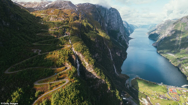 Con đường Lysefjord chạy dọc d&atilde;y n&uacute;i c&oacute; phong cảnh đẹp như tranh vẽ ở Rogaland, miền t&acirc;y nam Na Uy.