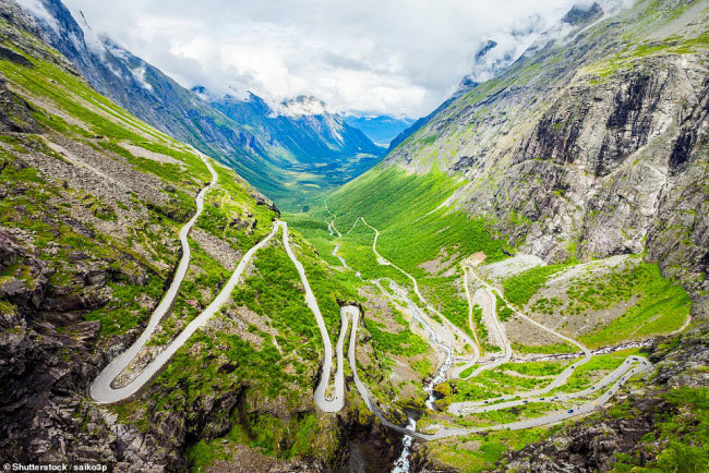 Con đường Trollstigen nổi tiếng chạy qua thung lũng được h&igrave;nh th&agrave;nh bởi c&aacute;c d&atilde;y n&uacute;i h&ugrave;ng vĩ. N&oacute; được đưa v&agrave;o khai th&aacute;c năm 1939 với 11 kh&uacute;c cua nguy hiểm.