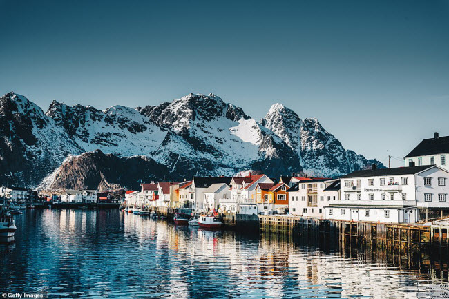 Những l&agrave;ng ch&agrave;i h&agrave;ng trăm năm tuổi nằm tr&ecirc;n quần đảo Lofoten. C&aacute;c ng&ocirc;i nh&agrave; ở đ&acirc;y chủ yếu được l&agrave;m từ gỗ.