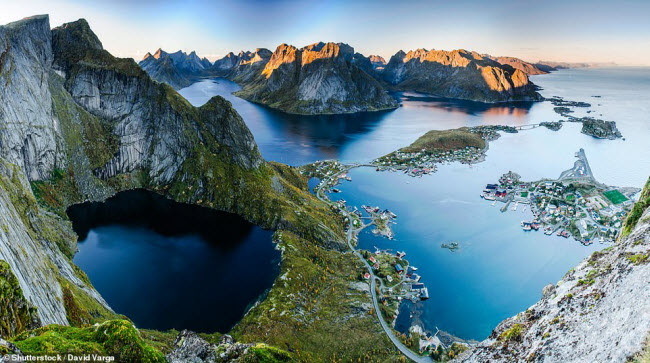 Quần đảo Lofoten đẹp quyến rũ quanh năm. Du kh&aacute;ch c&oacute; thể chi&ecirc;m ngưỡng mặt trời l&uacute;c nửa đ&ecirc;m v&agrave;o m&ugrave;a h&egrave; v&agrave; &aacute;nh s&aacute;ng bắc cực quang v&agrave;o m&ugrave;a đ&ocirc;ng.
