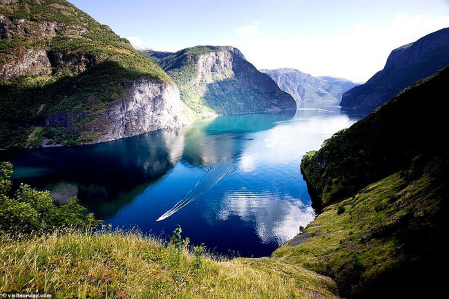 Vịnh Naeroyfjord l&agrave; một trong những địa điểm c&oacute; phong cảnh đẹp nhất ở Na Uy.