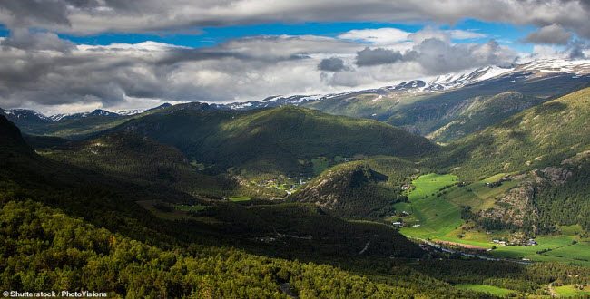 Nằm ở miền nam Na Uy, vườn quốc gia Jotunheimen l&agrave; nơi sinh sống của tuần lộc, nai sừng tấm v&agrave; c&aacute;c lo&agrave;i chồn qu&yacute;. Khu bảo tồn cũng c&oacute; 200 đỉnh n&uacute;i.