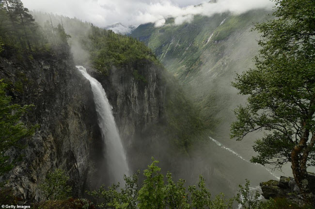 Th&aacute;c nước Vettisfossen c&oacute; chiều cao 275m trong vườn quốc gia Jotunheimen. Đ&acirc;y l&agrave; một trong những th&aacute;c nước cao nhất ở Na Uy.