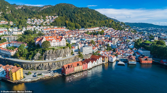 Bergen l&agrave; th&agrave;nh phố lớn thứ hai ở Na Uy, với số d&acirc;n 280.000 người.