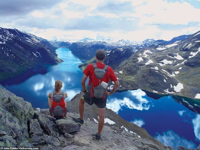 Du kh&aacute;ch dừng ch&acirc;n ngắm cảnh từ tr&ecirc;n đỉnh n&uacute;i Besseggen trong vườn quốc gia Jotunheimen.