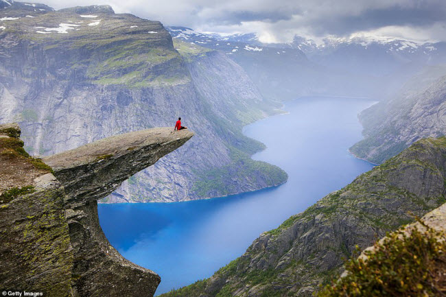 Khối đ&aacute; Trolltunga nằm ở độ 1.100 m tr&ecirc;n mặt hồ Ringedalsvatnet tại th&agrave;nh phố Odda. Đ&acirc;y l&agrave; một trong những địa điểm du lịch hấp dẫn nhất ở Na Uy.