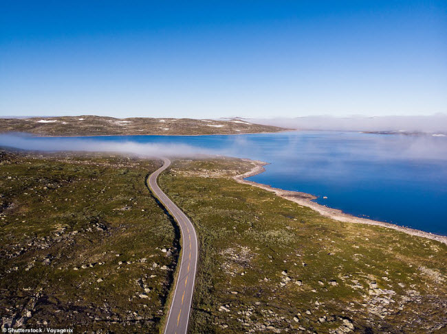 Con đường uốn lượn dọc cao nguy&ecirc;n n&uacute;i Hardangervidda. Đ&acirc;y l&agrave; cao nguy&ecirc;n n&uacute;i rộng nhất ở ch&acirc;u &Acirc;u.