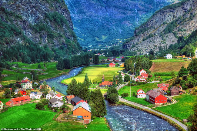 Fl&aring;m được đ&aacute;nh gi&aacute; l&agrave; ng&ocirc;i l&agrave;ng đẹp nhất ở Na Uy, với phong cảnh n&uacute;i h&ugrave;ng vĩ v&agrave; thung lũng xanh mướt. Ng&ocirc;i l&agrave;ng thu h&uacute;t 450.000 du kh&aacute;ch mỗi năm.