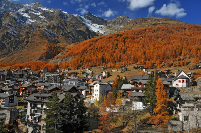 Saas-Fee, Thụy Sĩ: Ng&ocirc;i l&agrave;ng nhỏ ở Thụy Sĩ được bao quanh bởi c&aacute;c d&atilde;y n&uacute;i, n&ecirc;n việc tiếp cận rất kh&oacute; khăn.