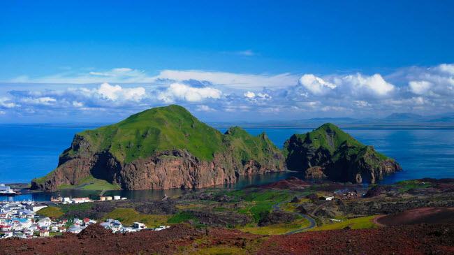 Vestmannaeyjar, Iceland: Quần đảo n&uacute;i lửa n&agrave;y nằm ở ph&iacute;a nam Iceland. N&oacute; c&oacute; 44 h&ograve;n đảo lớn nhỏ kh&aacute;c nhau v&agrave; l&agrave; nơi sinh sống của khoảng 4.000 người. Nơi đ&acirc;y c&oacute; phong cảnh thi&ecirc;n nhi&ecirc;n hoang sơ tuyệt đẹp.