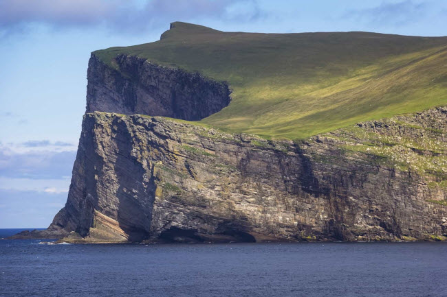 Foula, Scotland: H&ograve;n đảo nhỏ n&agrave;y c&oacute; một cộng đồng n&ocirc;ng nghiệp v&agrave; l&agrave; m&ocirc;i trường sống tự nhi&ecirc;n của nhiều lo&agrave;i chim biển kh&aacute;c nhau.