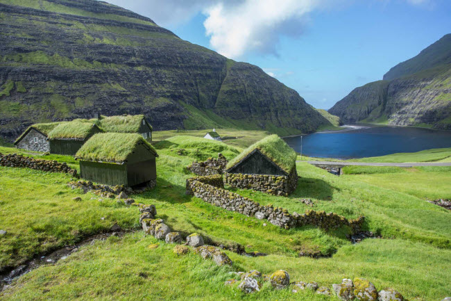 Quần đảo Faroe: Nằm giữa Na Uy v&agrave; Iceland, quần đảo Faroe l&agrave; một v&ugrave;ng l&atilde;nh thổ tự trị thuộc Vương quốc Đan Mạch. Nơi đ&acirc;y c&oacute; phong cảnh đẹp v&agrave; c&oacute; nhiều cừu hơn người.