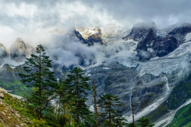 M&ecirc;dog, T&acirc;y Tạng: Khu tự trị M&ecirc;dog l&agrave; nơi duy nhất ở Trung Quốc kh&ocirc;ng thể tiếp cận bằng đường bộ cho đến năm 2013, khi một con đường kết nối nơi đ&acirc;y với thế giới b&ecirc;n ngo&agrave;i được ho&agrave;n th&agrave;nh.