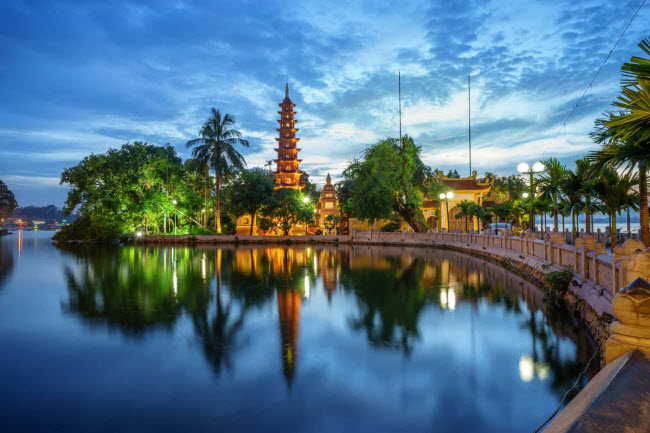 Việt Nam: Với nhiều b&atilde;i biển, phong cảnh đẹp, khu di t&iacute;ch cổ v&agrave; c&aacute;c th&agrave;nh phố hiện đại, Việt Nam l&agrave; điểm đến l&yacute; tưởng d&agrave;nh cho những du kh&aacute;ch đ&atilde; về hưu.
