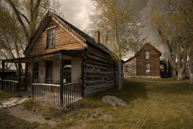 Virginia, Mỹ: Thị trấn ở bang Montana được th&agrave;nh lập v&agrave;o năm 1863 với 10.000 cư d&acirc;n sinh sống, chủ yếu l&agrave; những người khai th&aacute;c v&agrave;ng. Mặc d&ugrave; nơi đ&acirc;y bị bỏ hoang từ năm 1961, nhưng nhiều du kh&aacute;ch vẫn tới đ&acirc;y kh&aacute;m ph&aacute; v&agrave; t&igrave;m v&agrave;ng.
