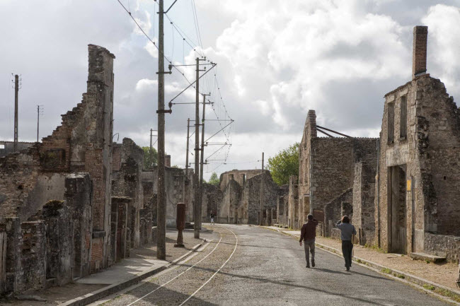 Oradour-sur-Glane, Ph&aacute;p: Thị trấn chứng kiến cuộc thảm s&aacute;t của ph&aacute;t x&iacute;t Đức v&agrave;o năm 1944, khiến 642 cư d&acirc;n thiệt mạng. Sau đ&oacute;, ch&iacute;nh phủ Ph&aacute;p đ&atilde; bảo tồn ng&ocirc;i l&agrave;ng như một di t&iacute;ch lịch sử.
