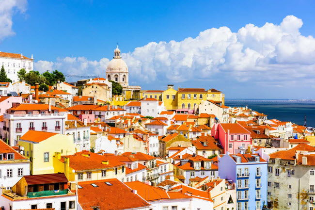 Bồ Đ&agrave;o Nha: Khi du kh&aacute;ch lựa chọn sống tại những th&agrave;nh phố lớn như &nbsp;Lisbon v&agrave; Porto hay v&ugrave;ng Algarve. Với chi ph&iacute; sinh hoạt thấp nhất ở T&acirc;y &Acirc;u, hệ thống y tế tốt v&agrave; thời tiết ấm &aacute;p, Bồ Đ&agrave;o Nha l&agrave; điểm dưỡng gi&agrave; l&yacute; tưởng.
