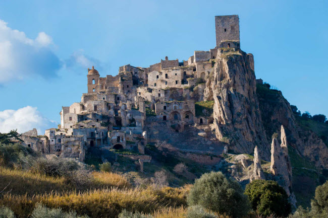 Craco, Italia: Sau nhiều thảm họa thi&ecirc;n nhi&ecirc;n, thị trấn Craco ho&agrave;n to&agrave;n kh&ocirc;ng c&oacute; người sinh sống v&agrave;o những năm 1980. Nơi đ&acirc;y trở th&agrave;nh bối cảnh cho nhiều bộ phim nổi tiếng như Vua David v&agrave; Cuộc khổ nạn của Ch&uacute;a.
