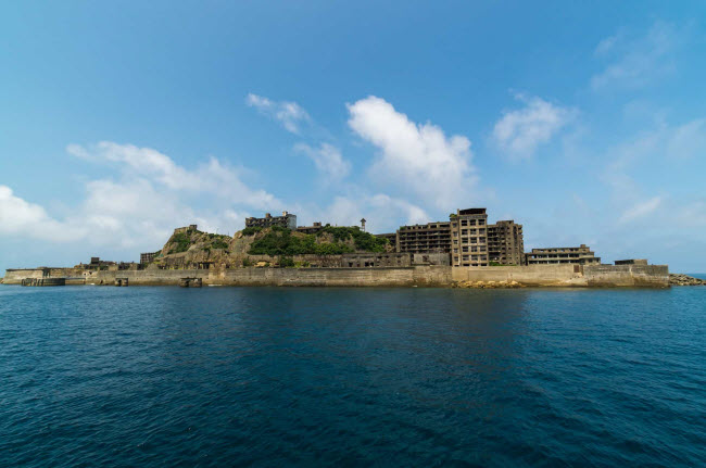 Đảo Hashima, Nhật Bản: H&ograve;n đảo từng l&agrave; nơi sinh sống của 5.000 người cho đến những năm 1970, khi c&aacute;c mỏ khai th&aacute;c than ở đ&acirc;y bị đ&oacute;ng cửa. Hashima được UNESCO c&ocirc;ng nhận l&agrave; di sản thế giới v&agrave;o năm 2015.
