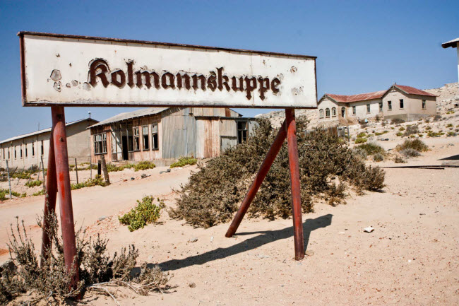 Kolmanskop, Namibia: Kolmanskop từng l&agrave; một thị trấn nhộn nhịp với nhiều ng&ocirc;i nh&agrave; lộng lẫy khi nơi đ&acirc;y c&oacute; c&aacute;c mỏ khai th&aacute;c kim cương v&agrave;o đầu những năm 1900. Thị trấn trở n&ecirc;n hoang phế v&agrave; bị sa mạc x&acirc;m lấn khi người d&acirc;n rời đi sau cuộc Thế chiến thứ nhất.

