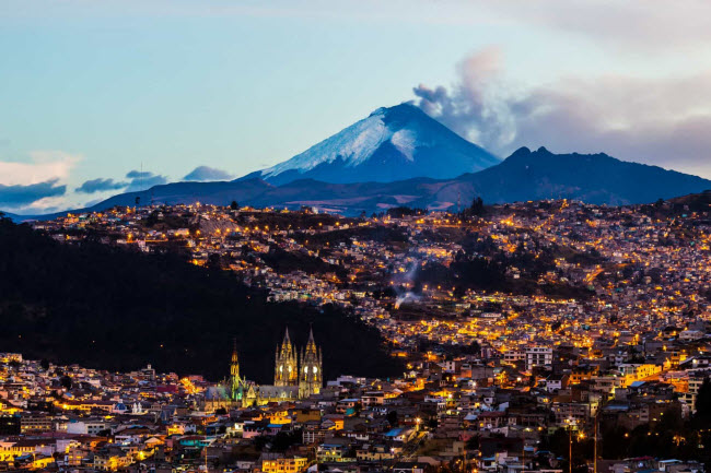 Ecuador: Kh&iacute; hậu ở &nbsp;Ecuador thực sự tuyệt vời, đặc biệt ở những v&ugrave;ng ven biển v&agrave; v&ugrave;ng n&uacute;i Andes. Chi ph&iacute; sinh hoạt ở đ&acirc;y cũng rất hợp l&yacute;. Gi&aacute; thu&ecirc; căn hộ v&agrave; v&eacute; t&agrave;u xe cực kỳ rẻ.
