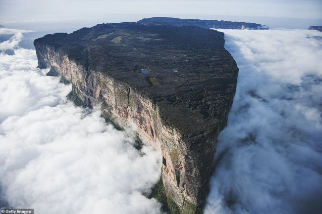 N&uacute;i Roraima l&agrave; một trong những địa điểm c&oacute; vẻ đẹp kỳ vỹ nhất tr&ecirc;n Tr&aacute;i đất. Với chiều cao 2.810 m, đ&acirc;y l&agrave; ngọn n&uacute;i c&oacute; đỉnh phẳng cao nhất tr&ecirc;n thế giới v&agrave; l&agrave; điểm giao nhau của ba nước Venezuela, Brazil v&agrave; Guyana.
