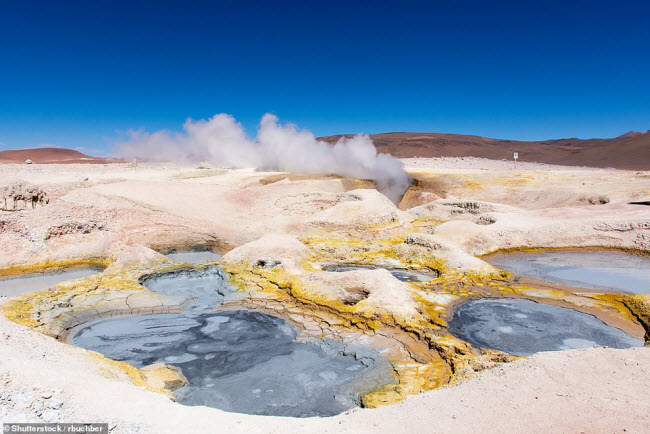 C&aacute;nh đồng địa nhiệt Sol de Manana nằm gần c&aacute;nh đồng muối Salar de Uyuni ở Bolivia. Tại đ&acirc;y, du kh&aacute;ch c&oacute; thể kh&aacute;m ph&aacute; c&aacute;c bể bong b&oacute;ng b&ugrave;n v&agrave; mạch nước n&oacute;ng phun cao tới 15m.
