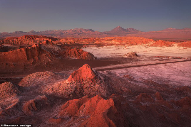 Thung lũng Valle de la Luna ở Chile c&oacute; phong cảnh tr&ocirc;ng giống như tr&ecirc;n vệ tinh tự nhi&ecirc;n của Tr&aacute;i đất, n&ecirc;n n&oacute; c&ograve;n được gọi l&agrave; Thung lũng Mặt trăng.
