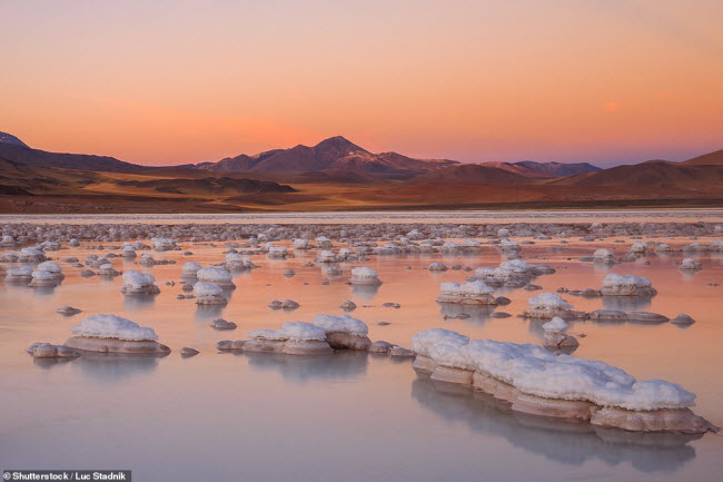 C&aacute;nh đồng muối Salar de Atacama ở Chile g&acirc;y ấn tượng với h&agrave;ng ngh&igrave;n cấu tr&uacute;c muối nhỏ, tạo n&ecirc;n cảnh đẹp như mơ.
