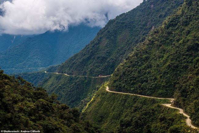 D&ugrave; North Yungas ở Bolivia l&agrave; tuyến đường đẹp, nhưng n&oacute; cũng l&agrave; một trong số những con đường nguy hiểm nhất thế giới. North Yungas chỉ c&oacute; một l&agrave;n đường duy nhất với nhiều kh&uacute;c cua hẹp.
