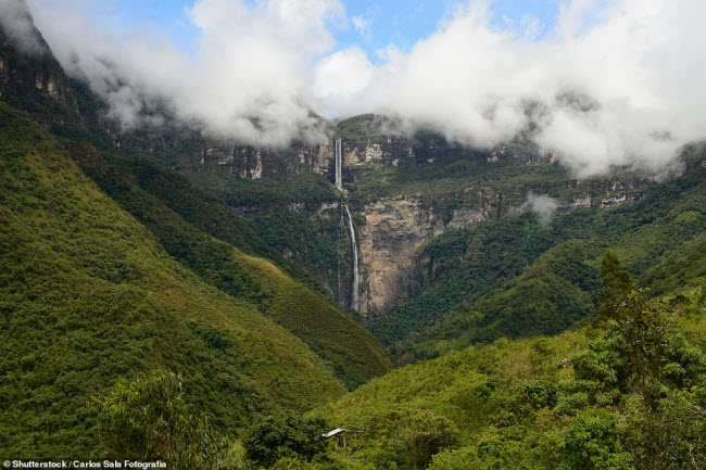 Th&aacute;c Gocta c&oacute; chiều cao 770m trong rừng nhiệt đới Amazon ở tỉnh Chachapoyas, Peru.
