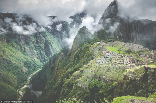 T&agrave;n t&iacute;ch Machu Picchu ở Peru l&agrave; một trong những kỳ quan nổi tiếng nhất thế giới. N&oacute; nằm ở độ cao 2.430 m tr&ecirc;n d&atilde;y n&uacute;i Andes v&agrave; mỗi năm thu h&uacute;t khoảng 500.000 du kh&aacute;ch.
