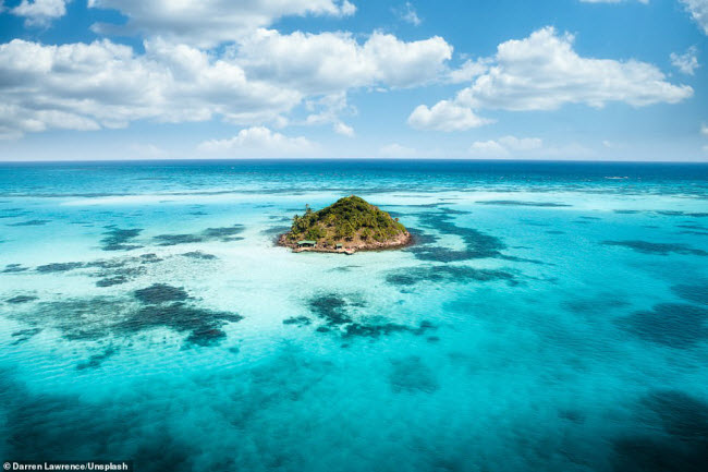 H&ograve;n đảo nhỏ Cayo Cangrejo ở Colombia được coi l&agrave; thi&ecirc;n đường nhiệt đới, với kh&ocirc;ng gian y&ecirc;n tĩnh v&agrave; phong cảnh nguy&ecirc;n sơ. Du kh&aacute;ch c&oacute; thể lặn ống thở kh&aacute;m ph&aacute; biển hay thư gi&atilde;n tại qu&aacute;n bar tr&ecirc;n đảo.
