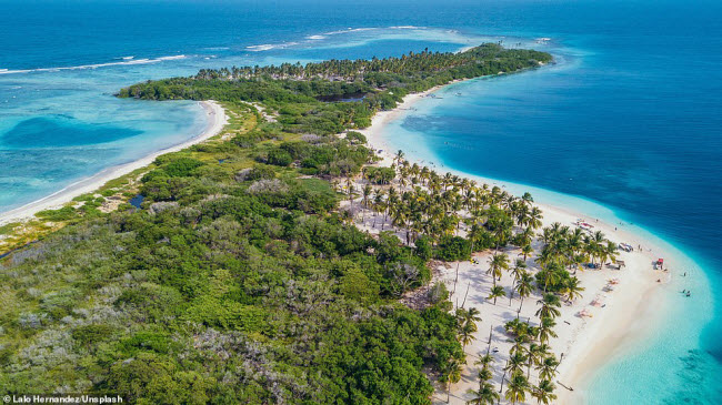 Bức ảnh chụp to&agrave;n cảnh từ tr&ecirc;n cao của vườn quốc gia Morrocoy tr&ecirc;n bờ biển Caribbe ở Venezuela.
