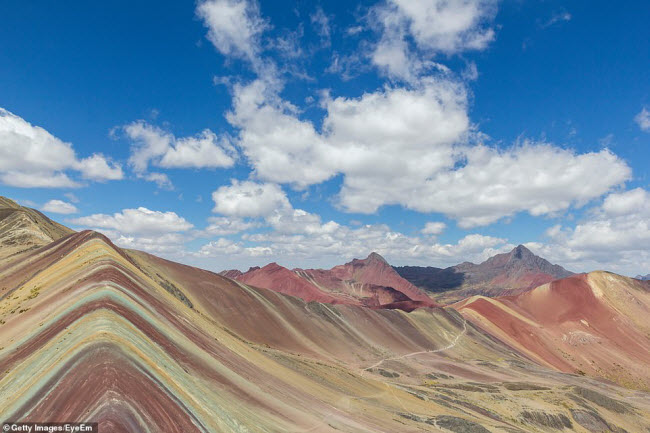 N&uacute;i Cầu vồng l&agrave; địa điểm đ&oacute;n lượng kh&aacute;ch đ&ocirc;ng thứ hai ở Peru sau kỳ quan Machu Picchu. D&atilde;y n&uacute;i c&oacute; nhiều m&agrave;u sắc tr&ocirc;ng như cầu vồng.
